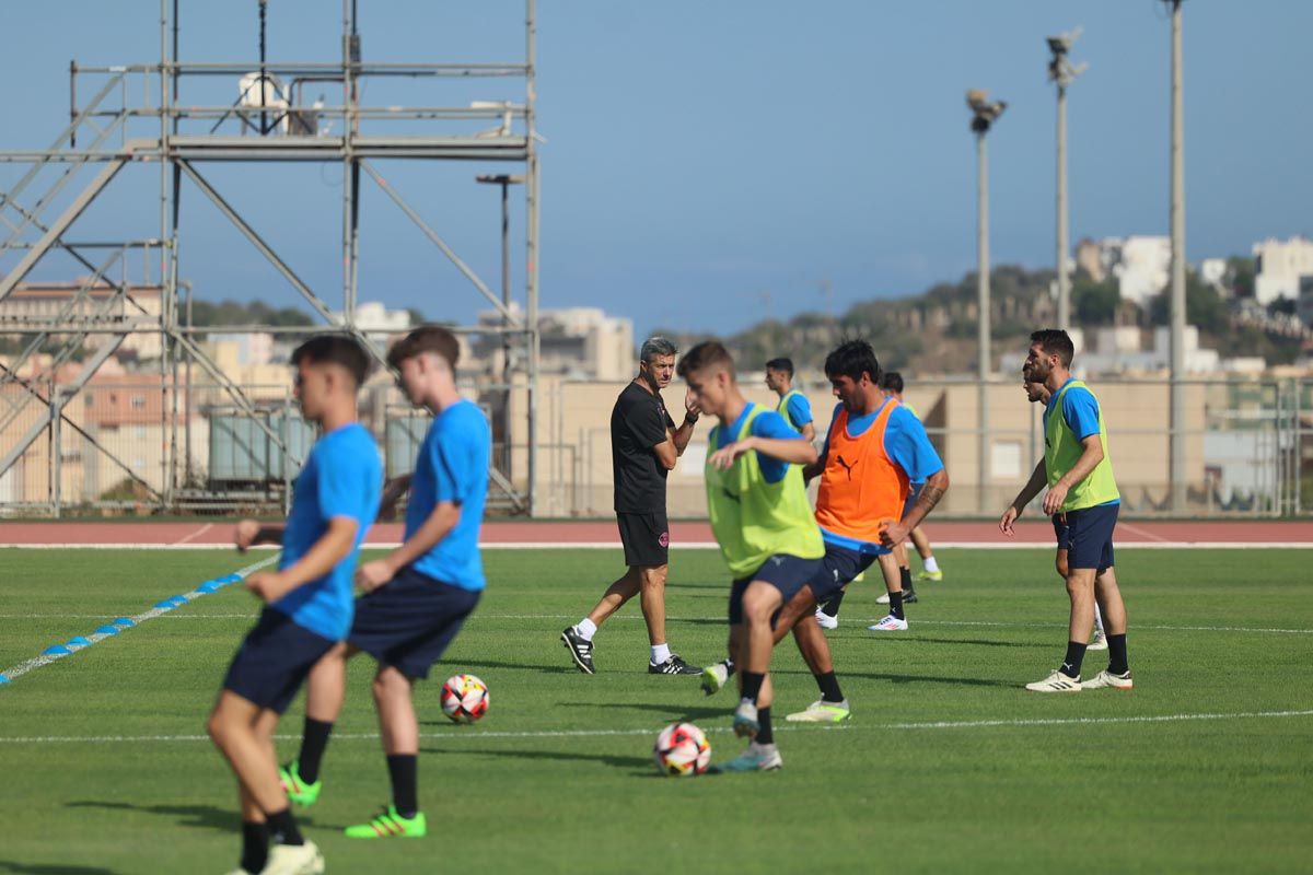 El primer entrenamiento de pretemporada de la UD Ibiza, en imágenes