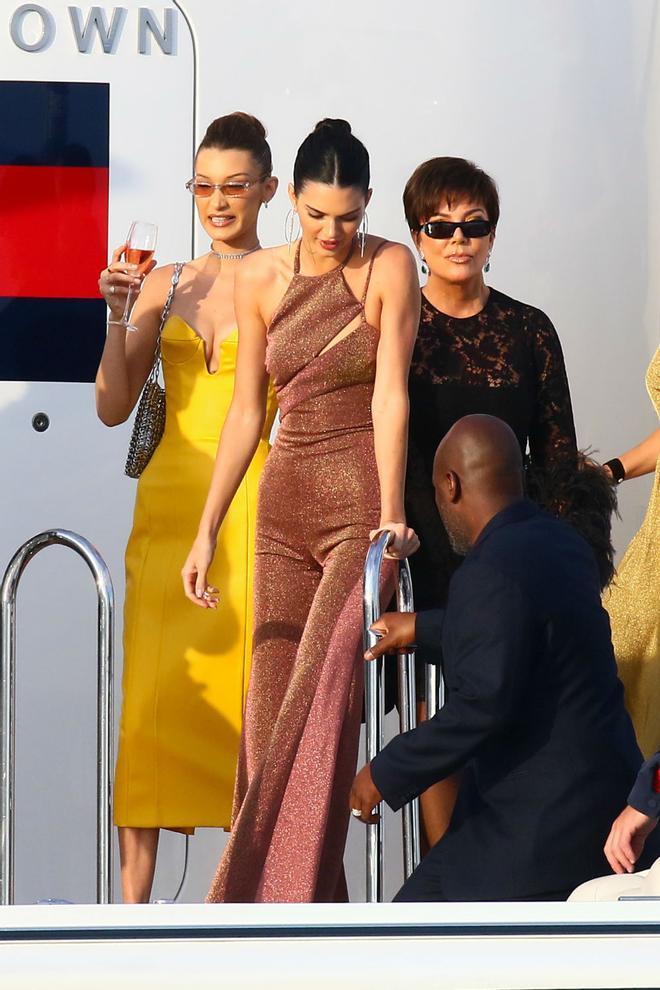 Bella Hadid y Kendall Jenner abandonan el yate de Tommy Hilfiger en Mónaco con sendos looks de fiesta
