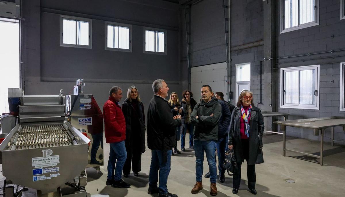 José Luis Villanueva mostrando las instalaciones a Carmen Figueira y Tito Fariña, de Agade. |  I. Abella