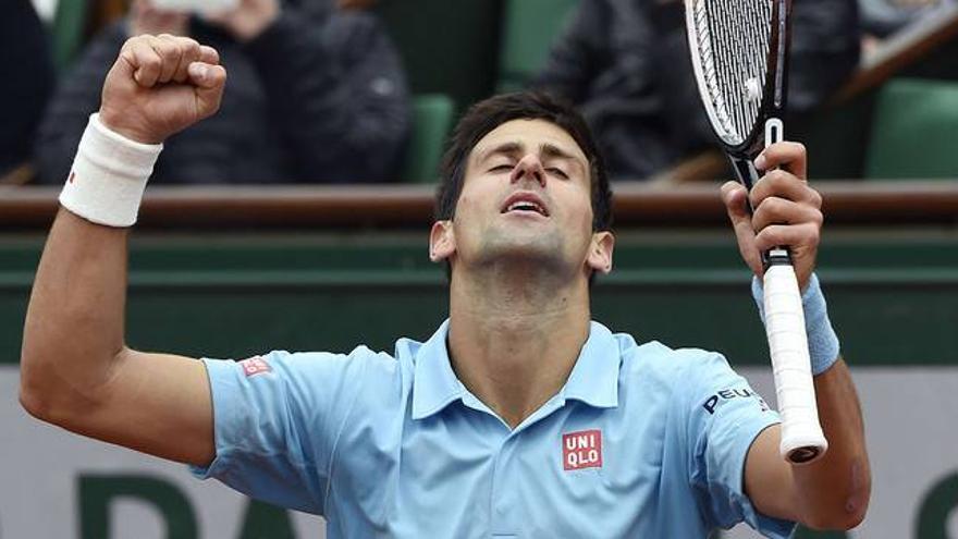 Djokovic derrota a Tsonga por la vía rápida y se mete en cuartos