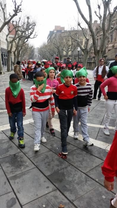 L'Escola Renaixença omple el Passeig de color