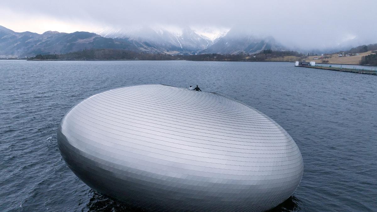 Comer en un ovni en medio de un fiordo: así es el restaurante que causa sensación en Noruega