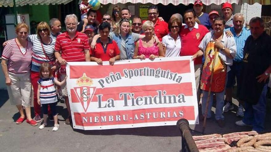 Componentes de la peña La Tiendina, durante la fiesta fin de temporada en Niembro.