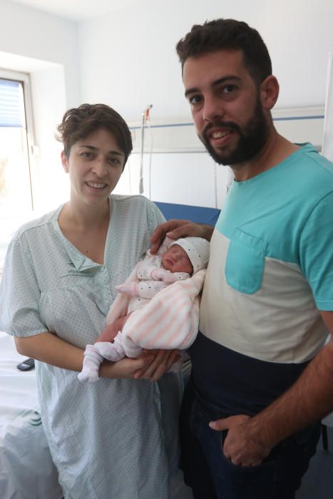 La pequeña Julia con sus padres, Estrella Morales y Juan Vázquez.