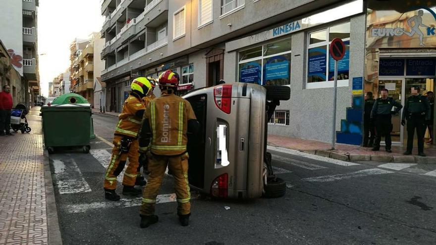 El coche ha quedado volcado en la calzada