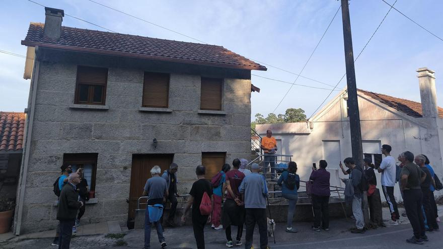 Un momento do roteiro, diante da casa na que Castelao deu un mitin do Partido Galeguista en outubro de 1932.