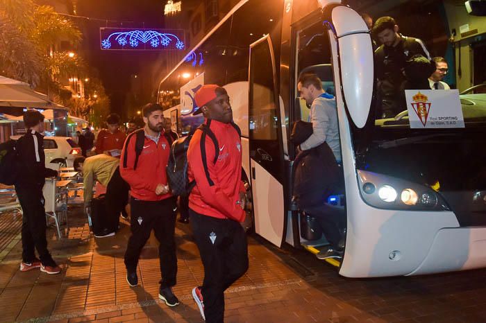 Futbol. Llegada del Sporting de Gijón