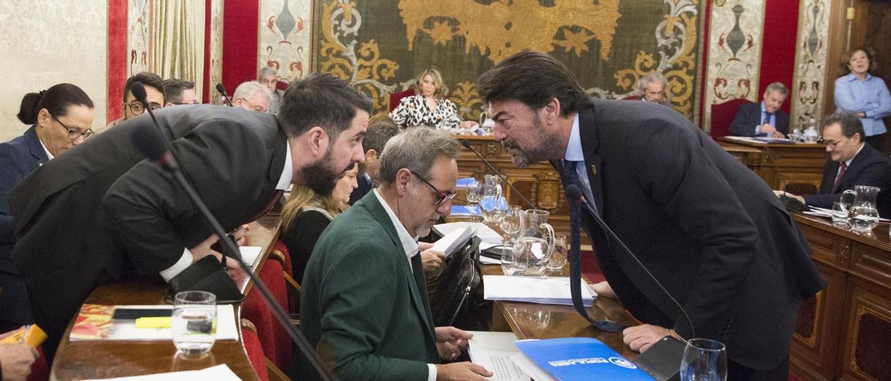 Barcala conversa con el portavoz de Vox, Mario Ortolá, durante un pleno pasado