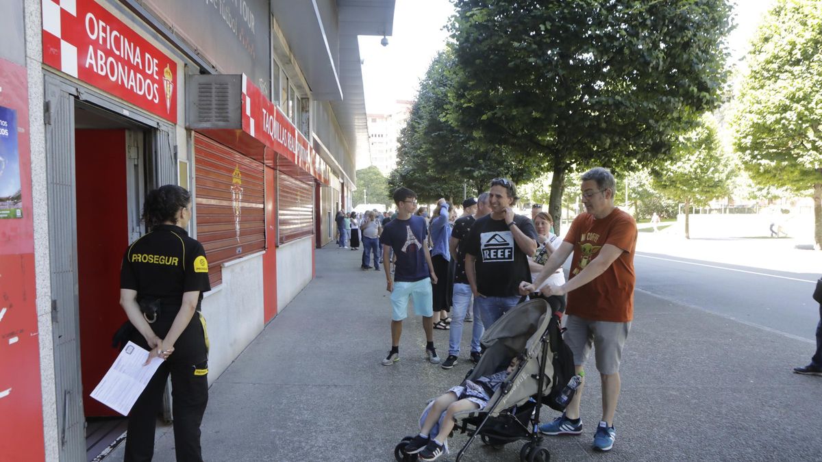 Aficionados del Sporitng, ante la oficina de El Molinón.
