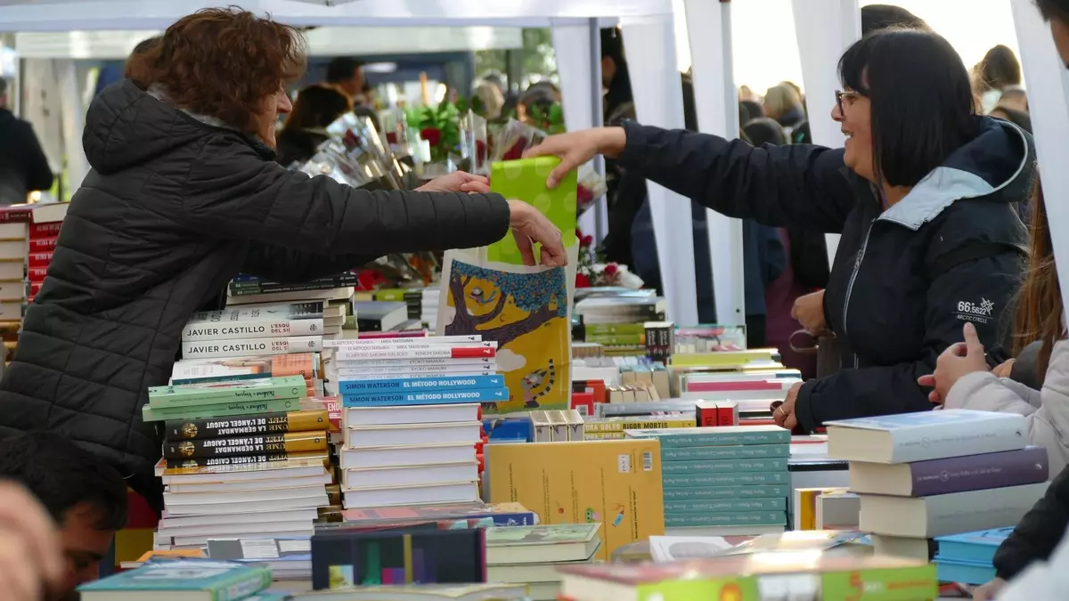 La Rambla de Figueres acull prop de cent parades per la Diada de Sant Jordi 2025