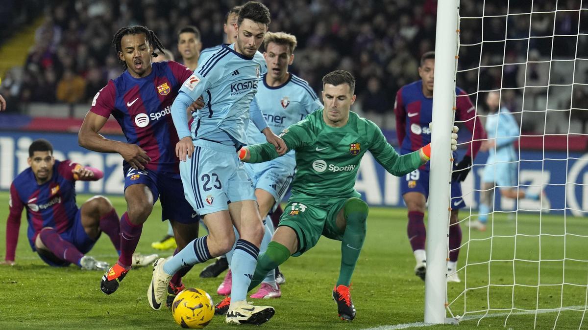 Iñaki Peña cierra los espacios a Raúl durante el Barcelona-Osasuna.