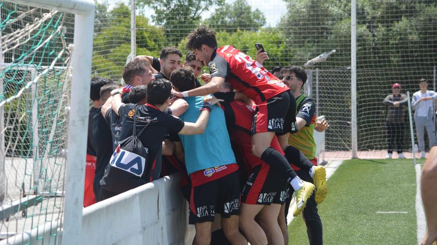 Puente Genil se tiñe de rojo: celebración histórica por el ascenso del Salerm Cosmetics Puente Genil