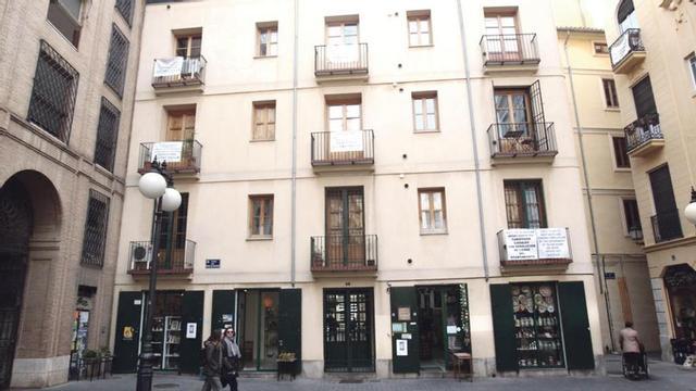 Protestas vecinales contra la oferta ilegal de apartamentos ayer en el centro de Valencia.