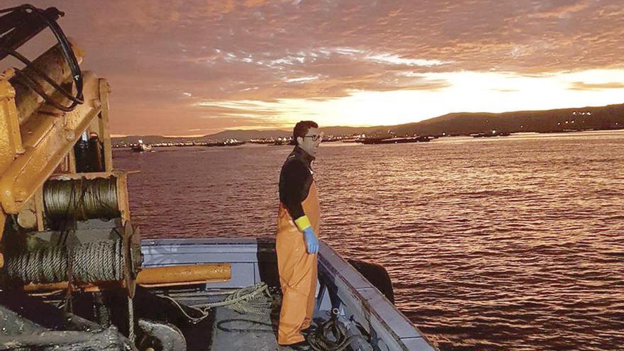 El bateeiro meco Miguel Míguez observa la espectacular alba desde su barco. // M.M.