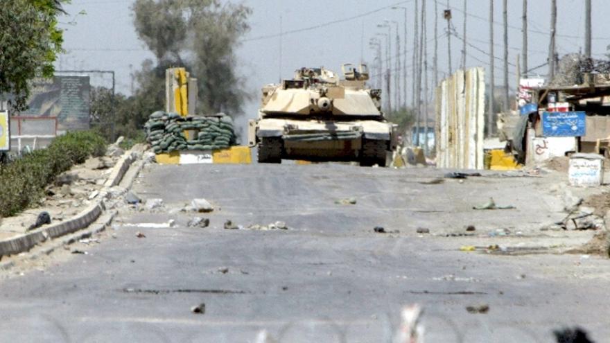 Un tanque estadounidense toma posiciones en una de las entradas al barrio de Sadr City, en Bagdad, Irak. Los enfrentamientos entre las fuerzas de seguridad iraquíes y las milicias chiíes en el último mes han elevado la cifra de civiles muertos en el país a su nivel más alto en los últimos seis meses, según datos del Gobierno iraquí.