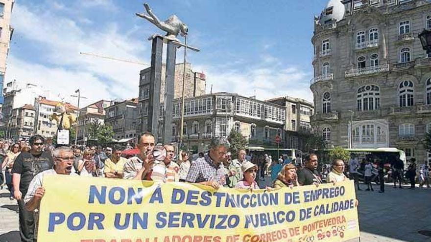 Los trabajadores de Correos, en la manifestación celebrada el viernes por el centro de la ciudad.  // M. G. Brea