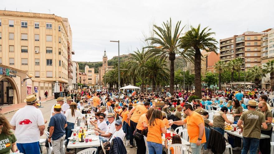 Masiva fiesta de Germanor de las peñas en Sagunt