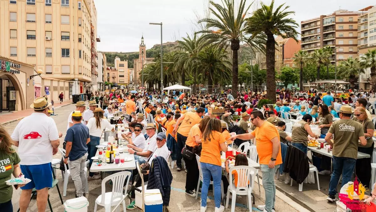 Masiva fiesta de Germanor de las peñas en Sagunt