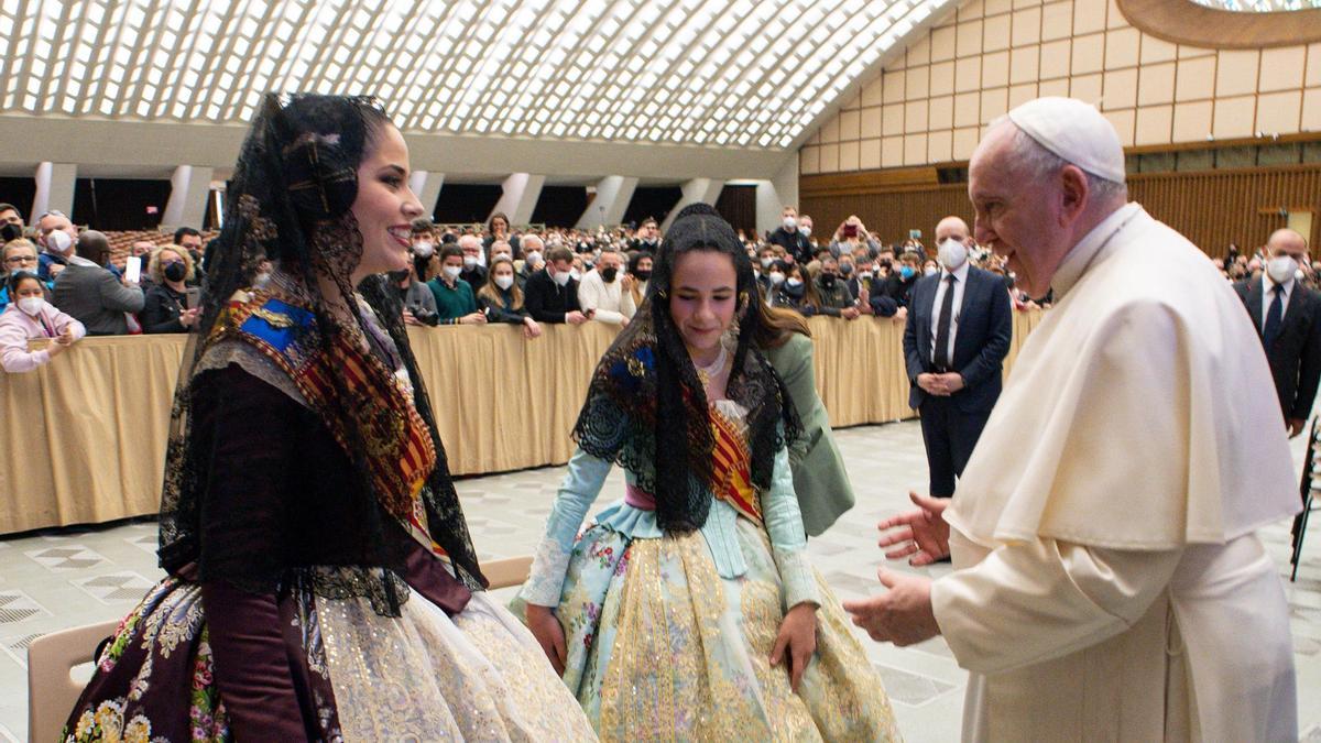 El Papa Francisco ha recibido y saludado a las falleras mayores de València en el Vaticano.