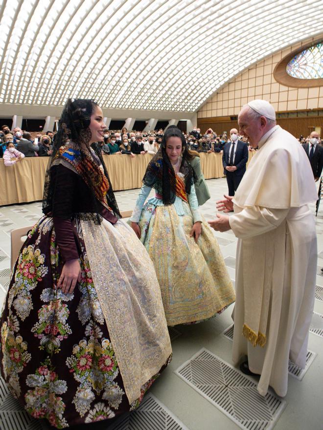 El Papa Francisco ha recibido y saludado a las falleras mayores de València en el Vaticano.