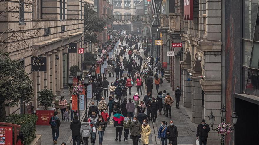 Decenas de personas pasean por las calles de Wuhan.