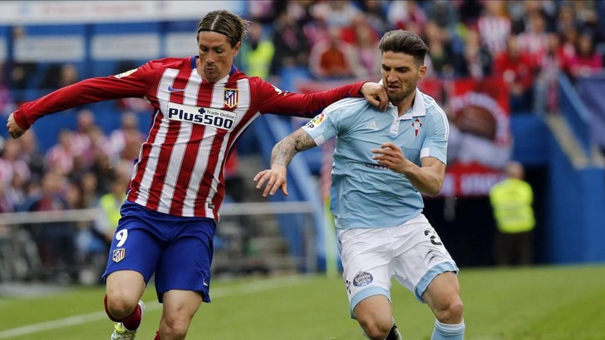 Carles Planas, a la derecha de la imagen, luchando un balón con Fernando Torres