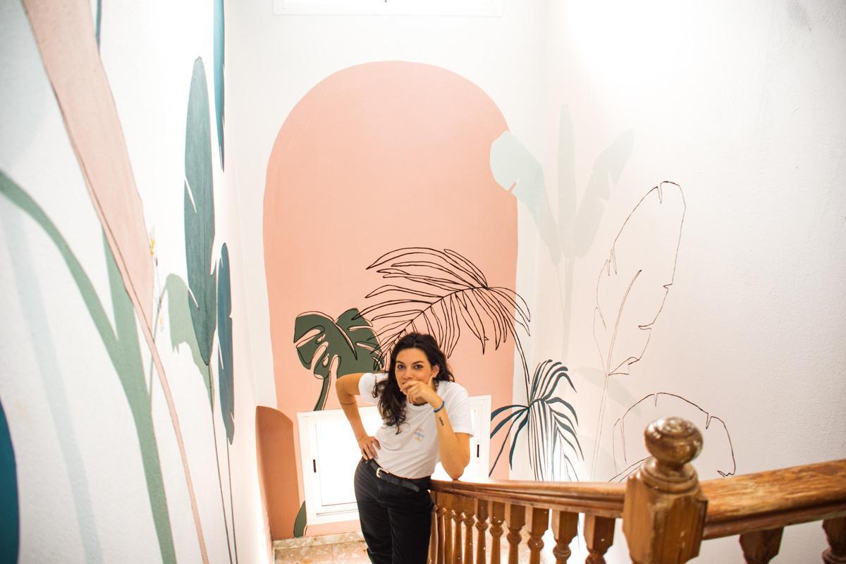 La ilustradora Irene Polinelli junto a uno de sus murales