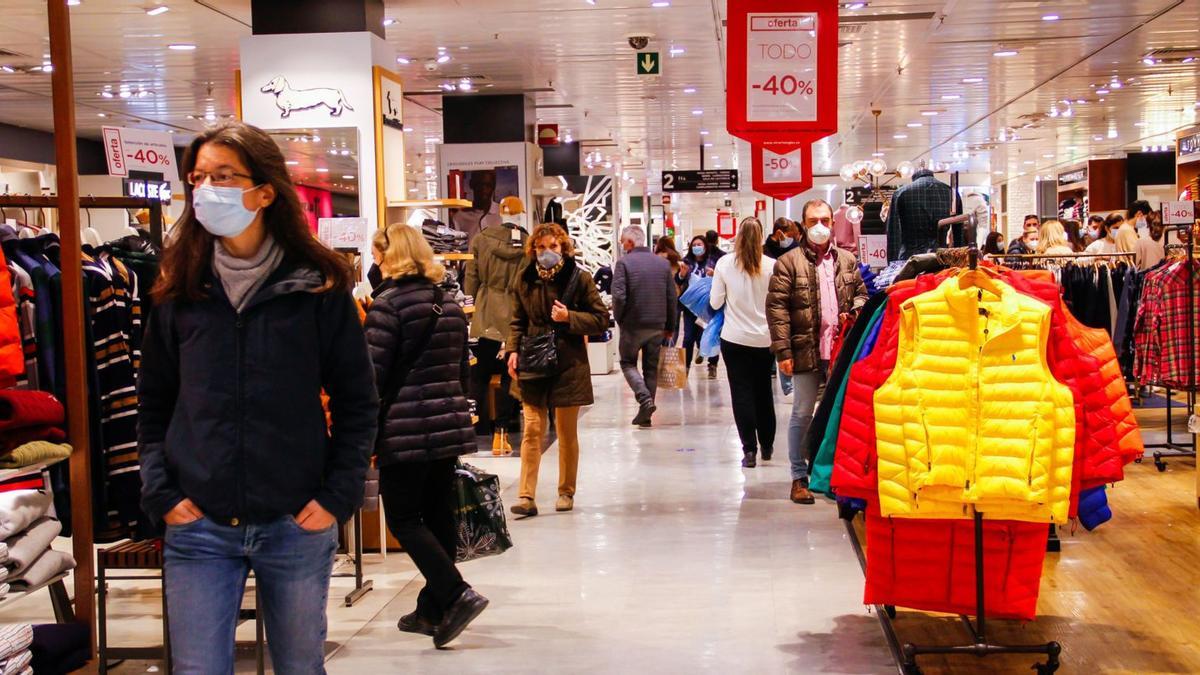 Escaparate de una tienda de Cartagena, ayer. | IVÁN URQUIZAR