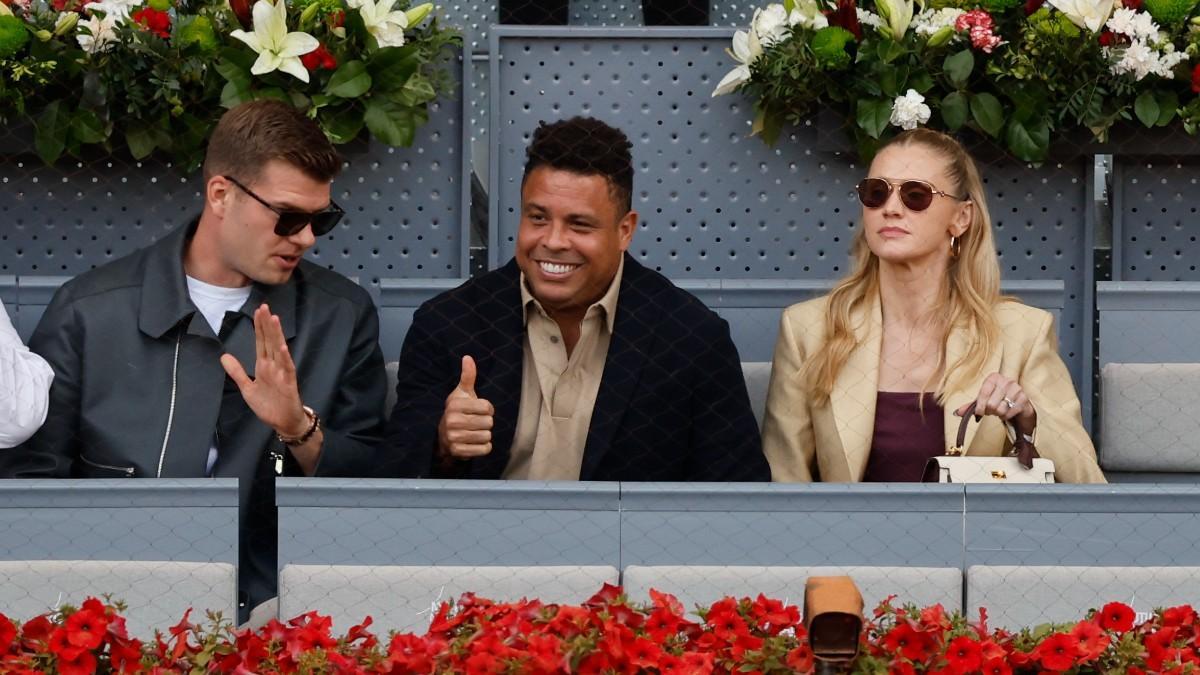 Ronaldo Nazario, con su esposa Celina Locks y el delantero del Atlético de Madrid Alexander Sorloth, antes de la final del Mutua Madrid Open de tenis