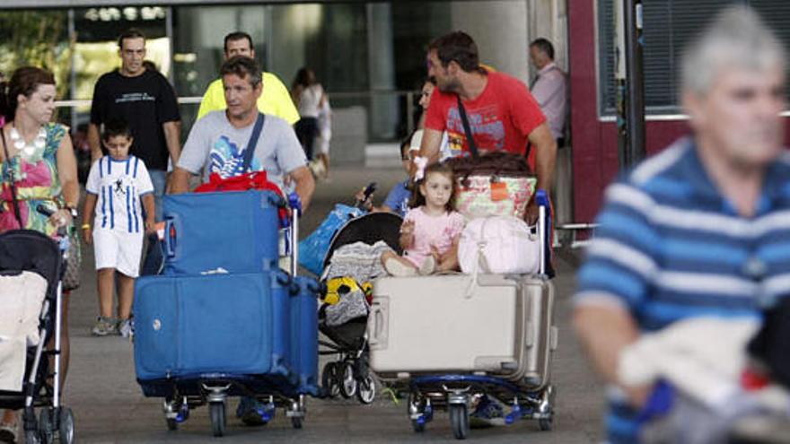 Turistas a su llegada al aeropuerto de Málaga.