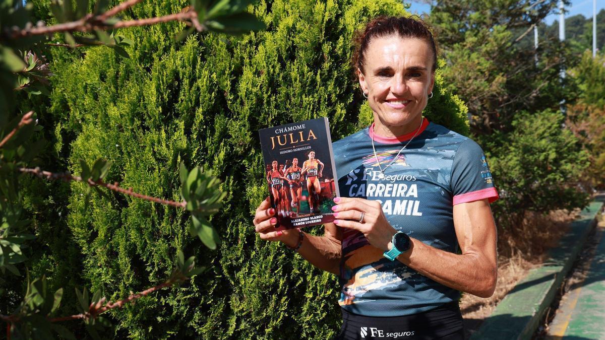 Julia Vaquero, cun exemplar da súa biografía.