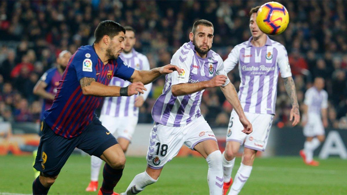 Antoñito (derecha) disputa el balón a Luis Suárez en el Barça-Valladolid de La Liga 2018/19