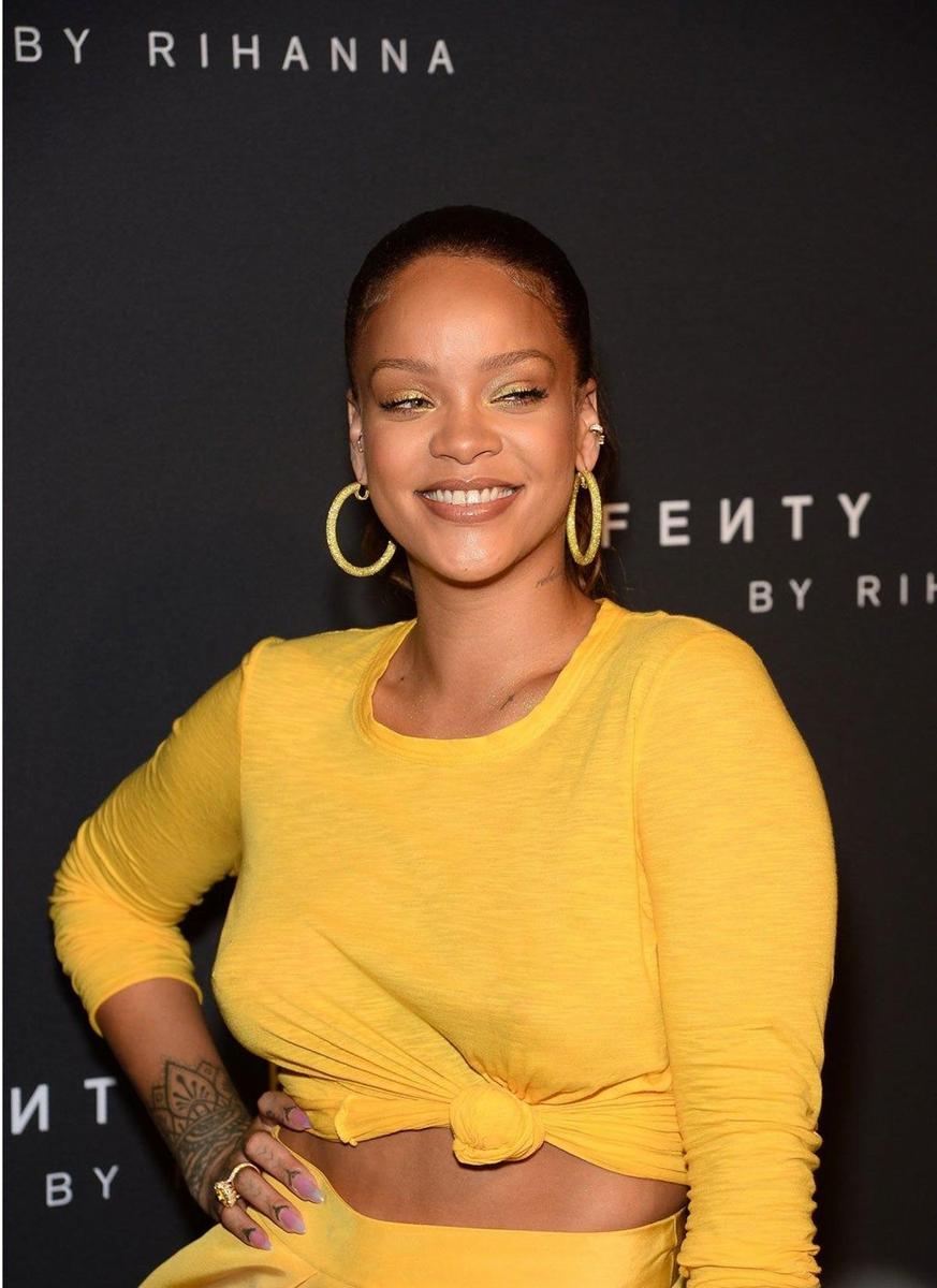 Rihanna con sombra amarilla