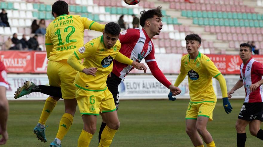 Alfaro y Brais Val intentan despejar un balón ante un jugador del Zamora. |  // ANA BURRIEZA