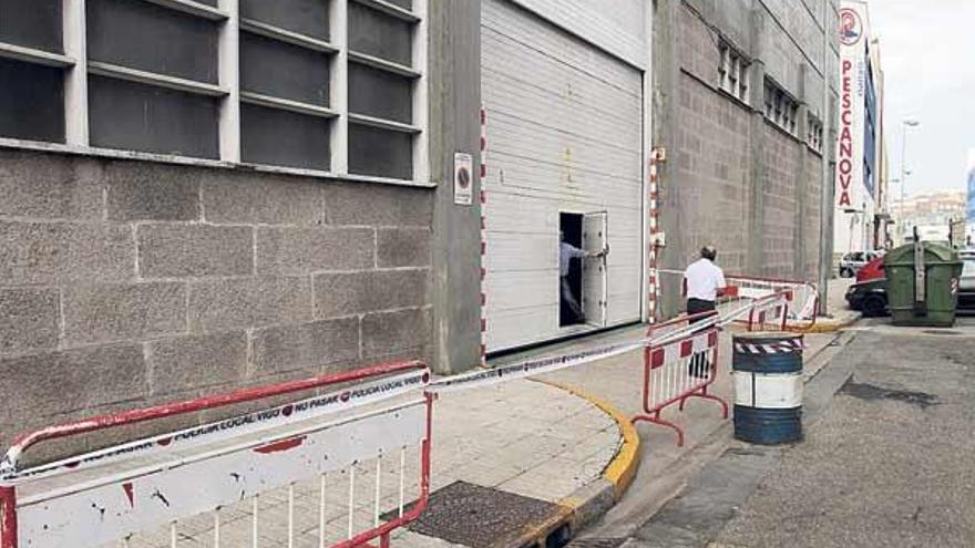 La entrada a la nave por Jacinto Benavente se encuentra vallada por la Policía Local.  // Felipe Carnotto