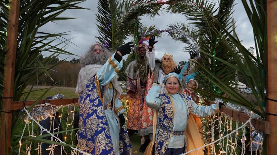 Cabalgata anticipada de los Reyes Magos en Paderne | LOC