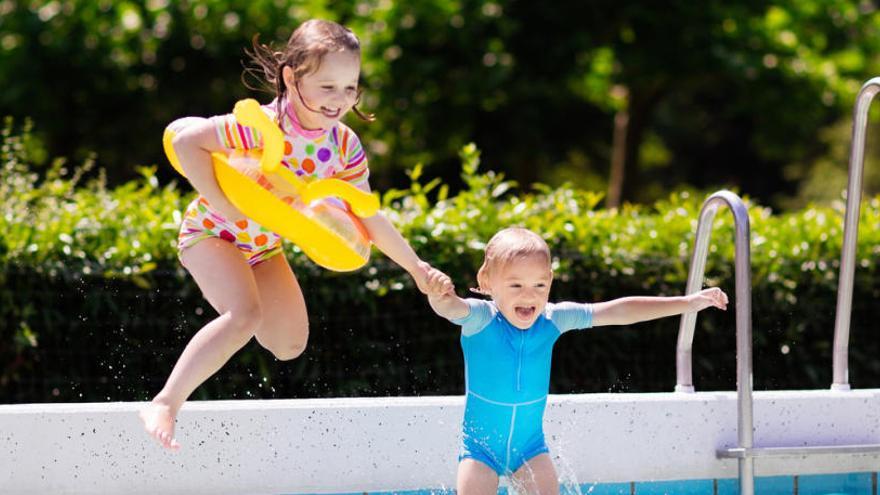 Niños bañandose en la piscina.