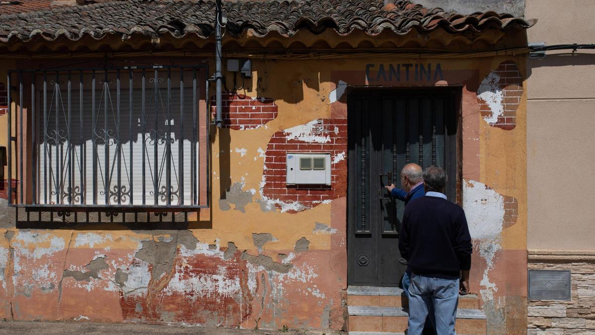 Pequeño bar cerrado en un pueblo.