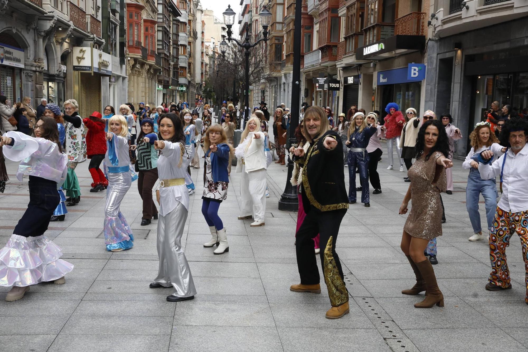 El multitudinario homenaje a ABBA en Gijón de la mano de Robert Taboada y sus bailarines aficionados, en imágenes