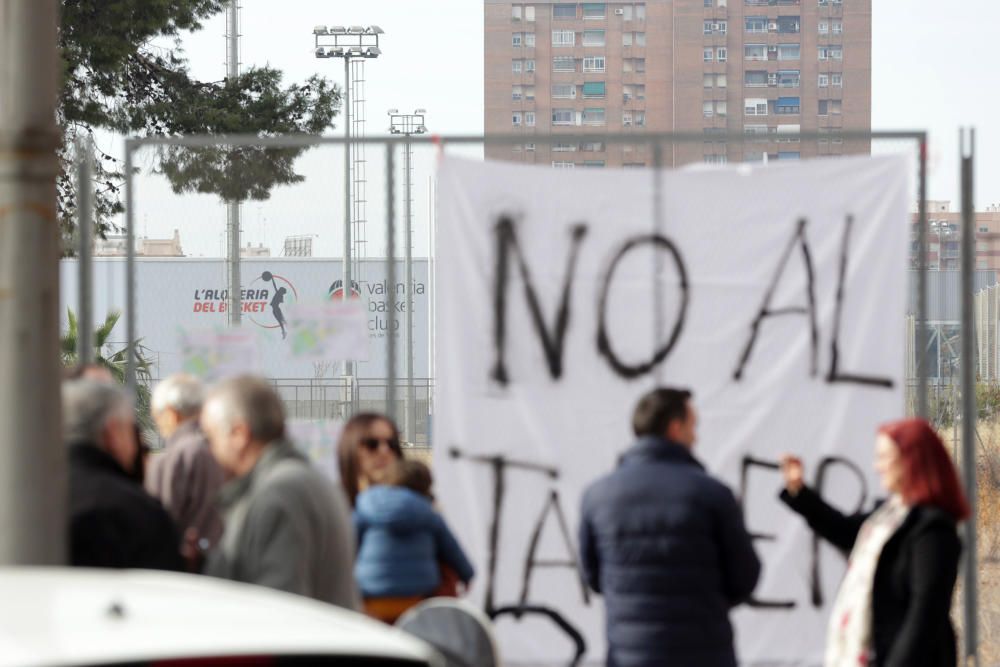 Manifestación vecinal en contra de los talleres de la T2 en Quatre Carreres