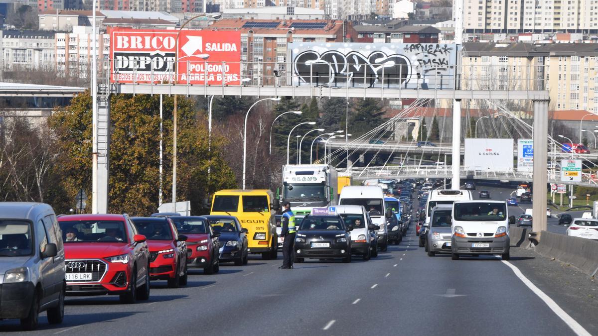 Un agente regula el tráfico en Alfonso Molina.