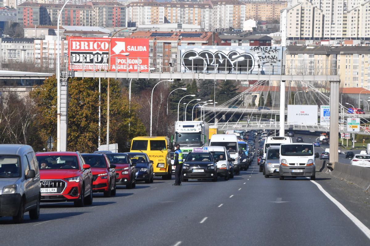 Un agente regula el tráfico en Alfonso Molina.