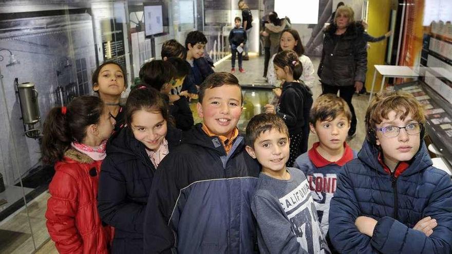 Alumnos del CEIP Xesus Golmar, durante su visita a la exposición itinerante. // Bernabé/Javier Lalín