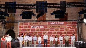 El Rey Felipe VI ha presidido este sábado la entrega de los premios a los campeones de la regata de vela 43ª Copa del Rey MAPFRE, en el Palacio Real de la Almudaina (Palma).