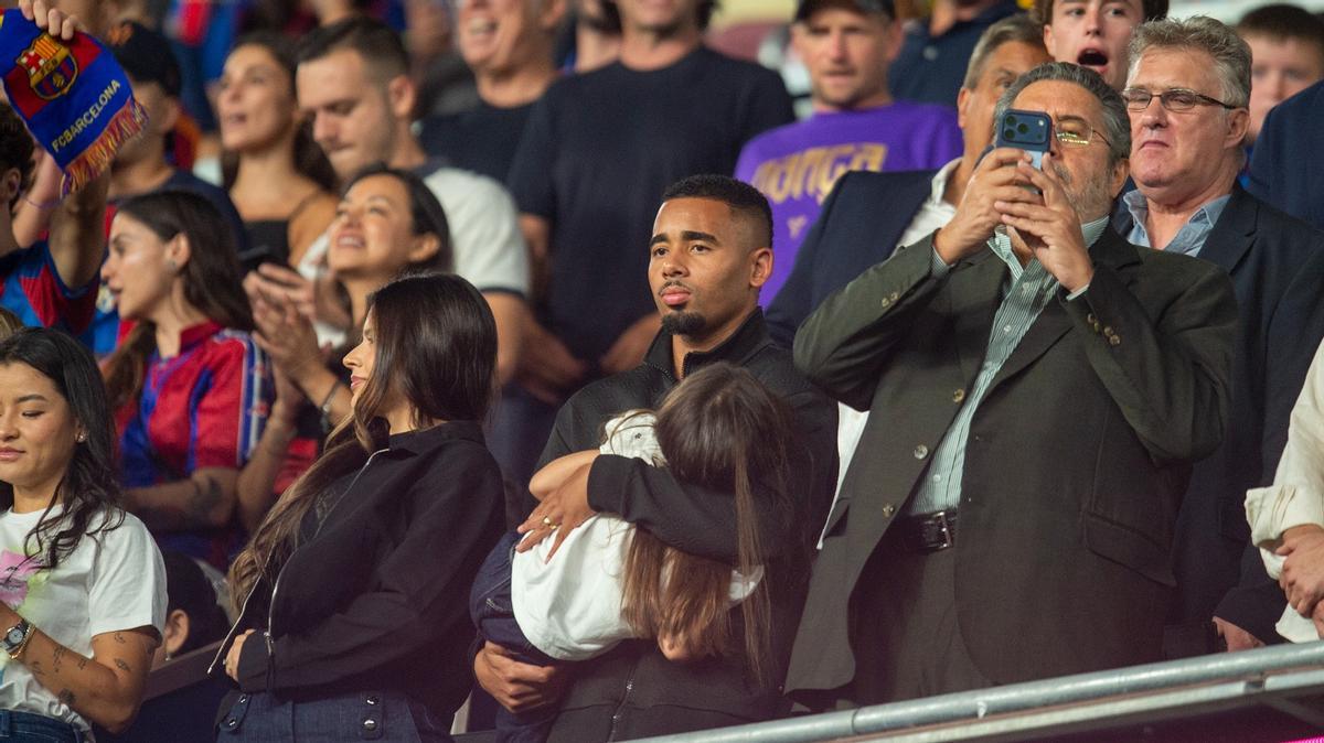 Gabriel Jesús, en el palco del Camp Nou, acuna a su hija durante el Barça Rayo.