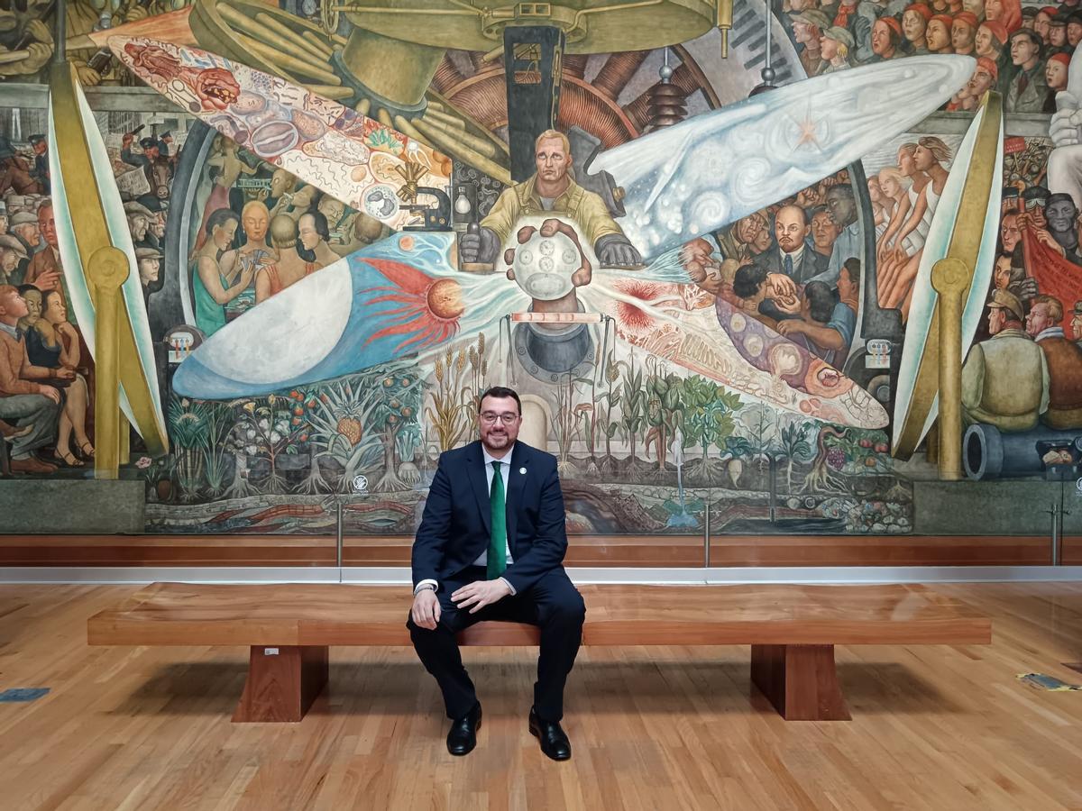 Barbón, en el Palacio de Bellas Artes, ante el mural de Diego Rivera titulado "El hombre controlador del universo"