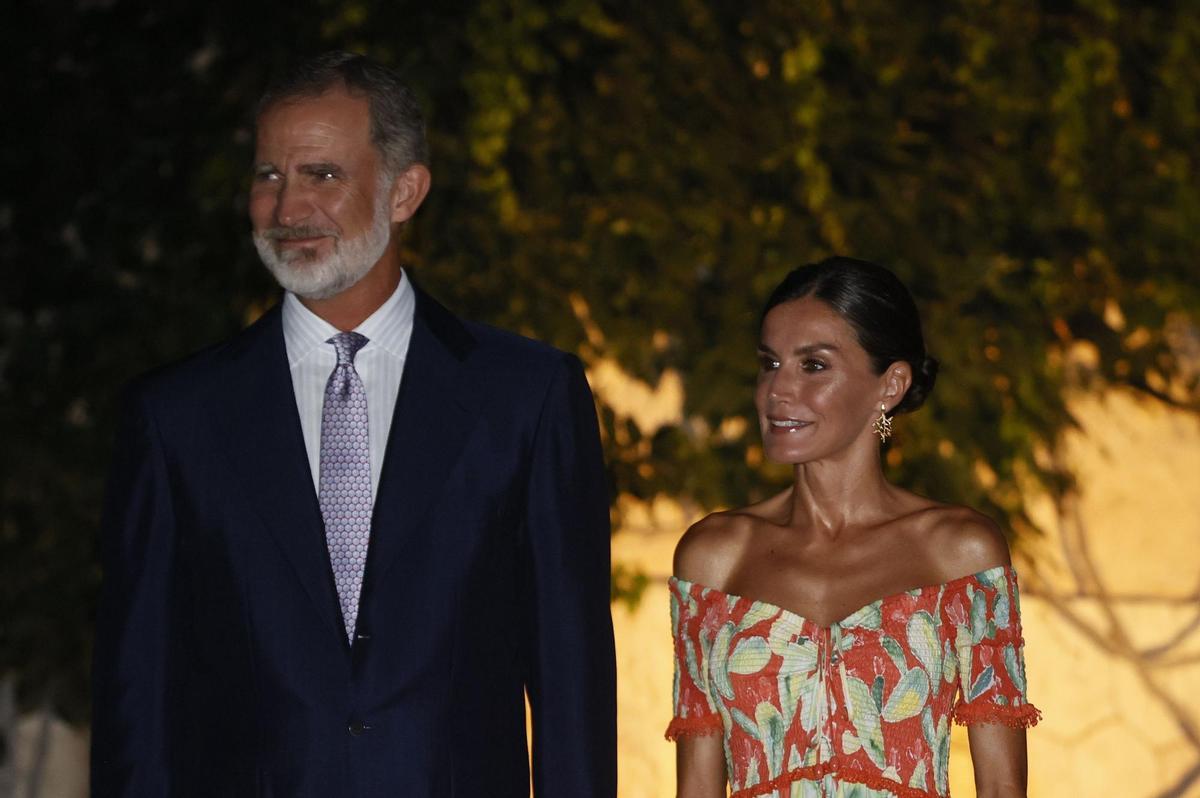 PALMA DE MALLORCA, 04/08/2022.- Los reyes Felipe VI y Letizia (d) reciben este jueves a más de 300 representantes de la sociedad balear, en un encuentro que por primera vez tiene lugar en los jardines del Palacio de Marivent, en Palma de Mallorca. EFE/Ballesteros