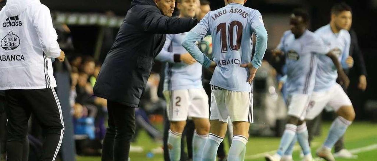 Óscar García aprovecha el cambio de Pione Sisto por el &#039;Toro&#039; Fernández para dar instrucciones a Iago Aspas durante el partido del Celta contra el Valladolid. // Marta G. Brea