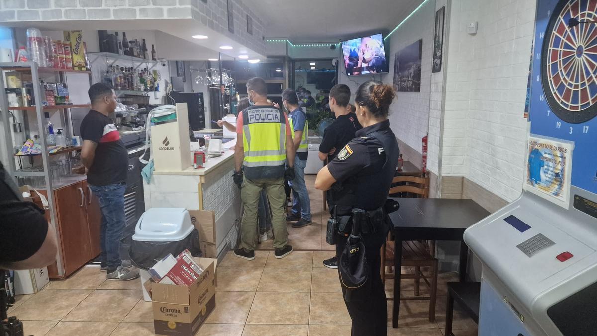 Intervención policial realizada en un céntrico bar de Vilagarcía en el que se interceptaron drogas y dinero, y donde se detuvo a dos hombres por venta y posesión de drogas (en la foto), uno de ellos de solo 15 años.