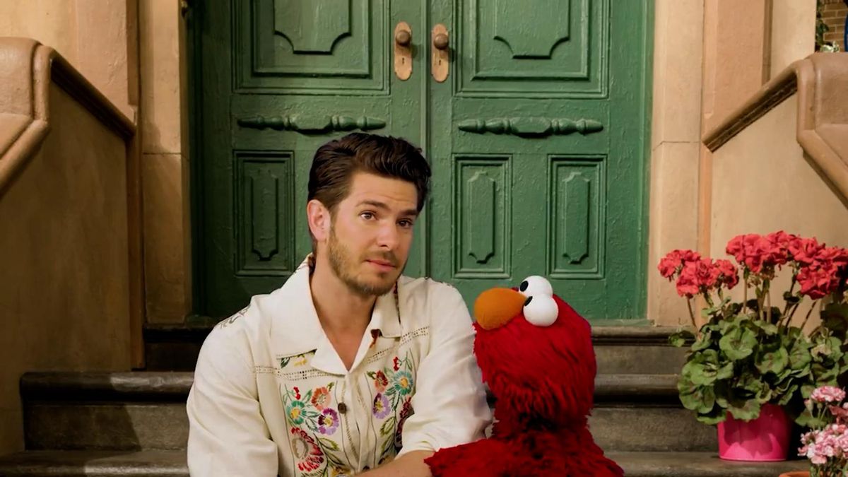 El actor Andrew Garfield habla de la muerte de su madre con Elmo de Barrio Sésamo